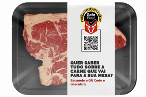 Na imagem, temos um pedaço de carne bovina em uma bandeja de cor preto. Sobre a imagem, temos um QR Code. Foto ilustra matéria de Temple Grandin.