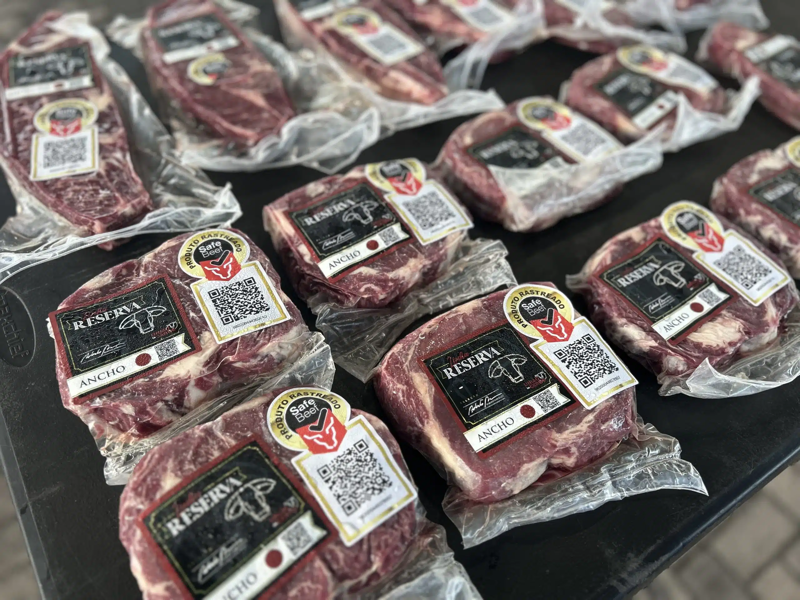 Na imagem, temos várias embalagens de carne bovina da linha Reserva com um QR Code disponível para rastreamento via SafeBeef.