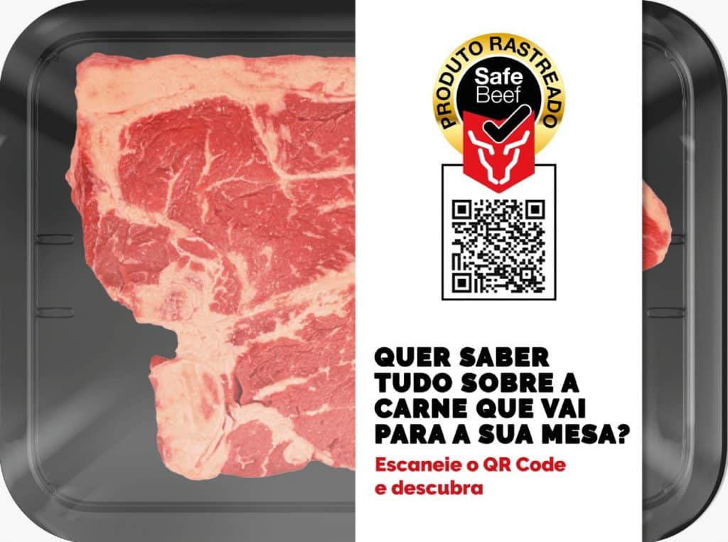 Imagem de carne rastreada na Bandeja. Com uma etiqueta com um código de barras para rastreio. Animal que dá origem a proteína é rastreado via iRancho. 